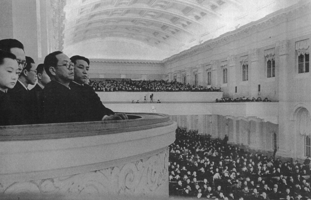 ▲ 김일성(우측)과 박헌영(두 번째 안경 쓴 이)이 스탈린을 만나고자 소련을 방문하여 소련최고회의장을 둘러보고 있다.(1949.3)  출처 NARA  