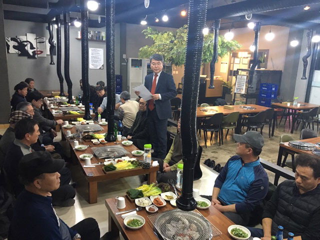 ▲ 강원연구원은 25일 춘천 서면의 한 음식점에서 신청사 신축 주민 간담회를 가졌다.