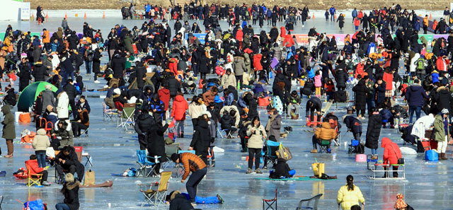 ▲ 제19회 인제빙어축제가 지난 26일 남면 빙어호에서 개막했다.