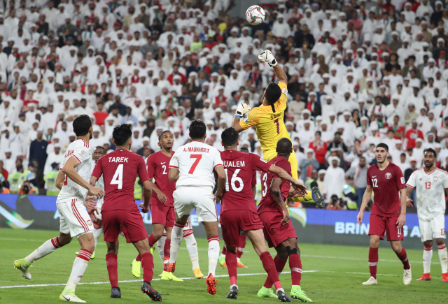 ▲ Qatar‘s goalkeeper Saad Al Sheeb jumps to pinch the ball clear during the 2019 AFC Asian Cup semi-final football match between Qatar and UAE at the Mohammed Bin Zayed Stadium in Abu Dhabi on January 29, 2019. (Photo by Karim Sahib / AFP)