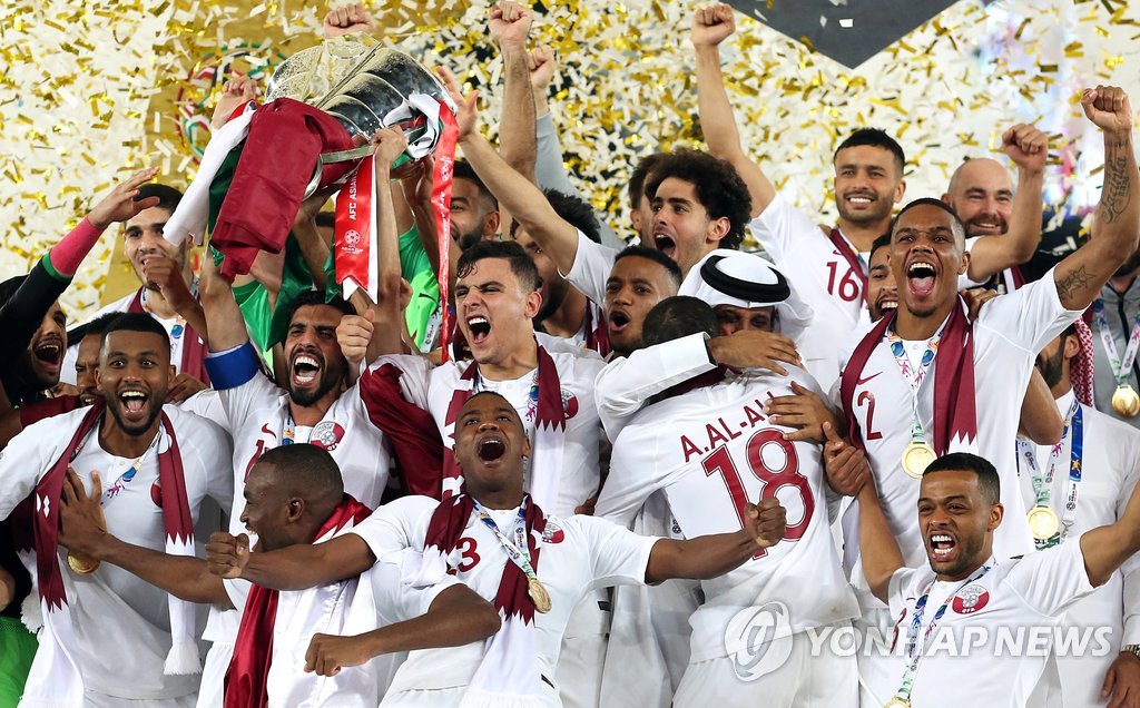 ▲ 1일(현지시간) 아랍에미리트(UAE) 아부다비의 자예드 스포츠시티스타디움에서 열린 '2019 아시아축구연맹(AFC) 아시안컵' 일본과 결승전에서 3-1로 승리한 카타르 선수들이 우승 트로피를 들어 올리며 환호하고 있다. 카타르가 아시안컵에서 우승을 차지한 건 이번이 처음이다.
