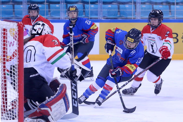 ▲ 한국 여자 아이스하키 대표팀이 10일 강릉 아이스하키센터에서 헝가리와 경기를 펼치고 있다.