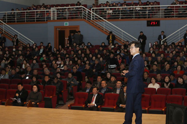 ▲ 김한근 시장은 12일 시청 대강당에서 ‘우리는 멈추지 않는다’를 주제로 시정 설명회를 진행했다.