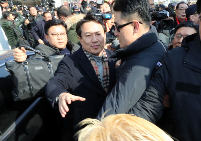 ▲ 김진태 의원이 12일 오전 광주 북구 자유한국당 광주시·전남도당사를 당권 주자 자격으로 방문했다가 5·18 단체 회원들의 항의를 받고 있다.