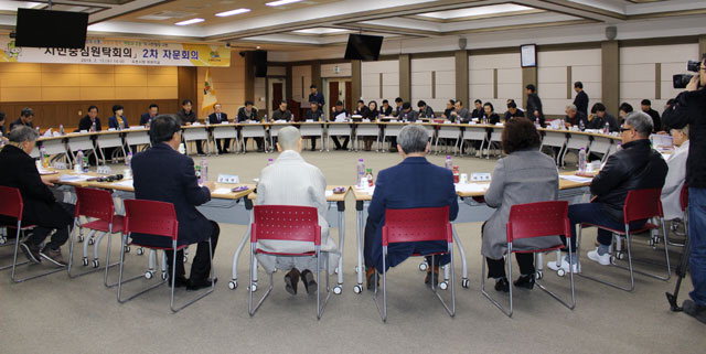 ▲ 제2차 시민중심원탁회의가 13일 속초시청 대회의실에서 열렸다.  
