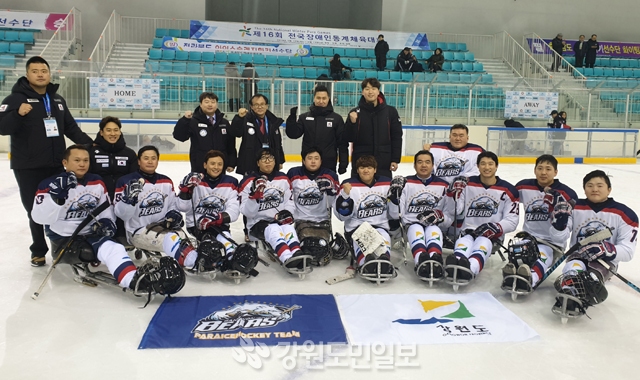 ▲ 강원도청 아이스슬레지하키팀이 15일 강릉하키센터에서 열린 아이스슬레지하키 결승에서 충남을 상대로 대승을 거두고 기쁨을 나누고 있다.  