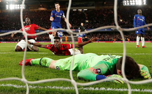 ▲ Soccer Football - FA Cup Fifth Round - Chelsea v Manchester United - Stamford Bridge, London, Britain - February 18, 2019  Manchester United‘s Paul Pogba celebrates scoring their second goal with Romelu Lukaku as Chelsea’s Kepa Arrizabalaga looks dejected   Action Images via Reuters/John Sibley