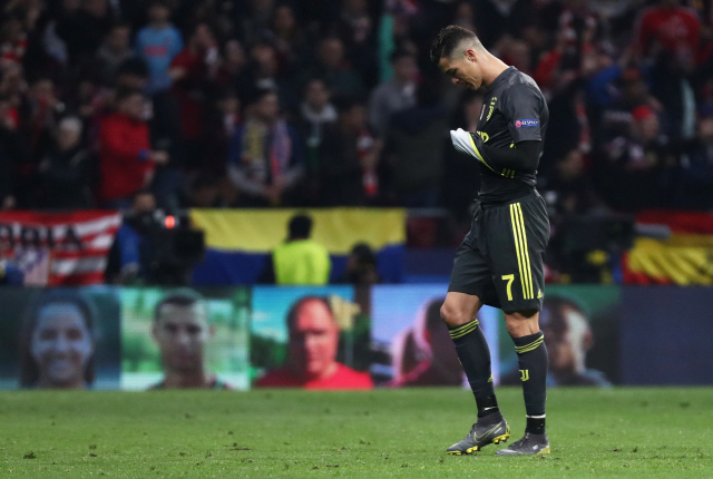 ▲ Soccer Football - Champions League - Round of 16 First Leg - Atletico Madrid v Juventus - Wanda Metropolitano, Madrid, Spain - February 20, 2019  Juventus‘ Cristiano Ronaldo looks dejected after the match   REUTERS/Sergio Perez