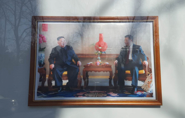 ▲ 지난 1월 김정은-시진핑 사진으로 교체된 주중 북한대사관 게시판.