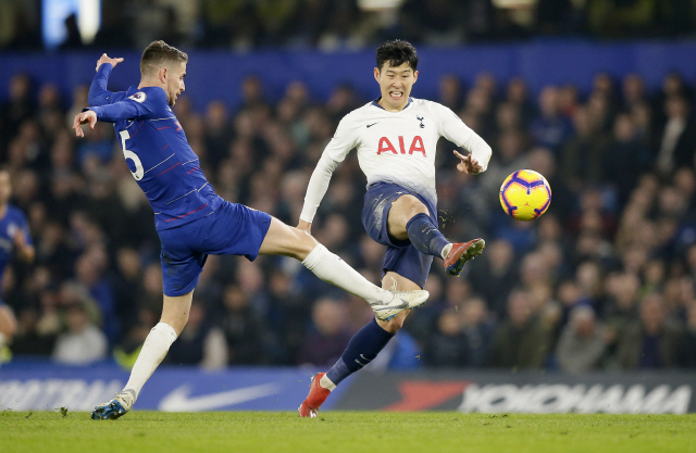 ▲ Chelsea‘s Jorginho, left, challenges for the ball with Tottenham’s Heung Min Son during the English Premier League soccer match between Chelsea and Tottenham Hotspur at Stamford Bridge stadium, in London, Wednesday, Feb. 27, 2019. (AP Photo/Tim Ireland)