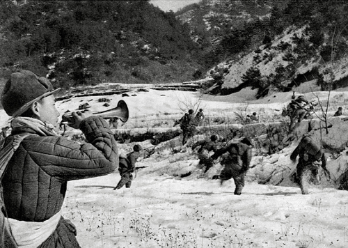 ▲ 중국군이 횡성전투에서 나팔을 불며 공격하고 있다(1951. 2.) 출처/중국해방군화보사(눈빛출판사)