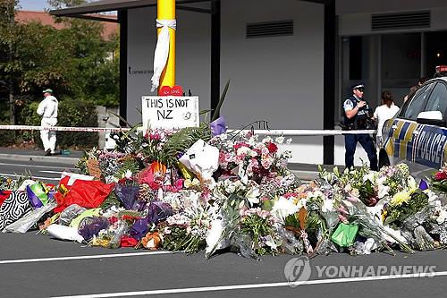 ▲ 15일(현지시간) 총격 테러가 벌어진 뉴질랜드 크라이스트처치의 한 이슬람사원(모스크) 앞에 희생자들을 추모하는 꽃다발들이 놓여 있다.