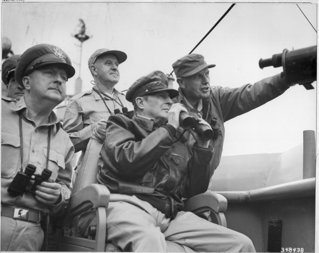 ▲ 1950.9.14.미 군함 Mountain Mckinley 호 함상에서 유엔군 총사령관 맥아더 장군이 상륙지점을 바라보고 있다.  ⓒ맥아더기념관
