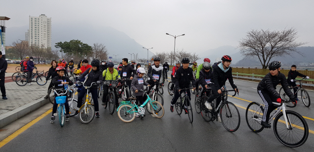 ▲ 영월군민 자전거대행진 참가자들이 은빛 레이스를 시작하고 있다.