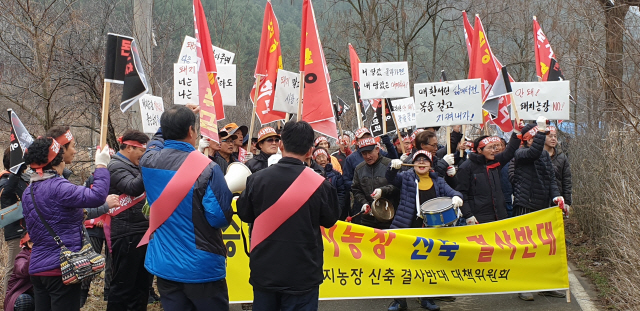 ▲ 홍천 용수리 주민 100여명은 지난 30일 돈사신축을 반대하는 시위행진을 했다.