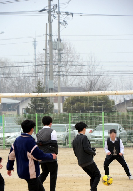 ▲ 미세먼지 농도가 종일 매우나쁨을 보인 5일 춘천의 한 중학교 운동장에서 학생들이 체육활동을 하고 있다.  김명준