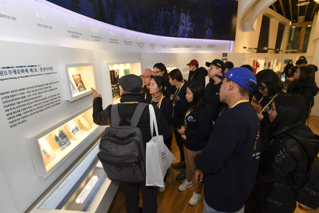 ▲ 아리랑박물관은 국내와 관광객 방문은 물론 교육의 장으로 인기가 높다.사진은 지난달 동아시아관광포럼(EATOF) 회원국 대학생이 박물관을 찾아 관람하는 모습.