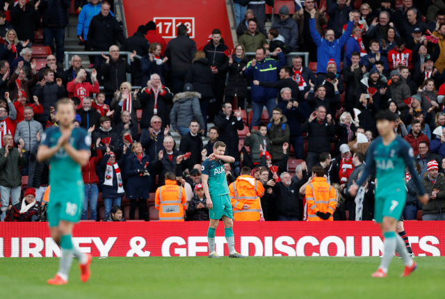 ▲ Soccer Football - Premier League - Southampton v Tottenham Hotspur - St Mary‘s Stadium, Southampton, Britain - March 9, 2019  Tottenham’s Harry Kane, Jan Vertonghen and Son Heung-min react after the match   Action Images via Reuters/Paul Childs  EDITORIAL USE ONLY. No use with unauthorized audio, video, data, fixture lists, club/league logos or “live” services. Online in-match use limited to 75 images, no video emulation. No use in betting, games or single club/league/player publications.  Please contact your account representative for further details.