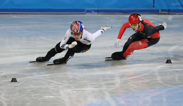 ▲ Speed Skating - ISU World Short Track Speed Skating Championships - Arena Armeets, Sofia, Bulgaria - March 9, 2019   South Korea‘s Dae Heon Hwang and Canada’s Samuel Girard in action during the men‘s 1500m final A   REUTERS/Stoyan Nenov