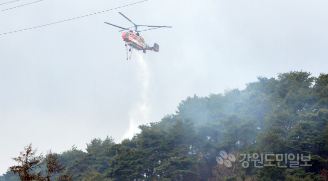 ▲ 13일 오전 춘천시 동면 야산에서 산불이 발생해 출동한 헬기가 진화활동을 벌이고 있다.  최유진