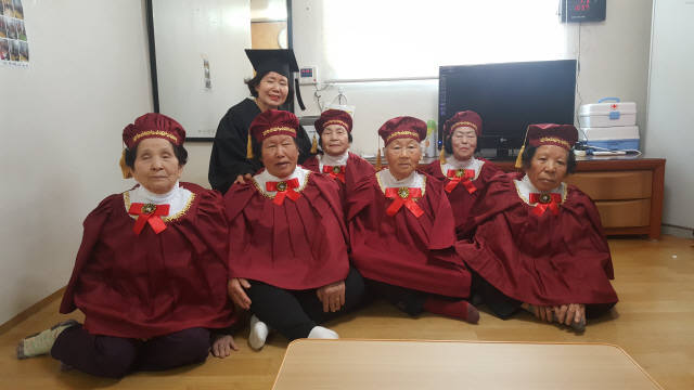 ▲ 춘천 산수1리에 거주하는 할머니들이 14일 마을회관에서 열린 한글 교육 수료식에서 기념사진을 찍고 있다.