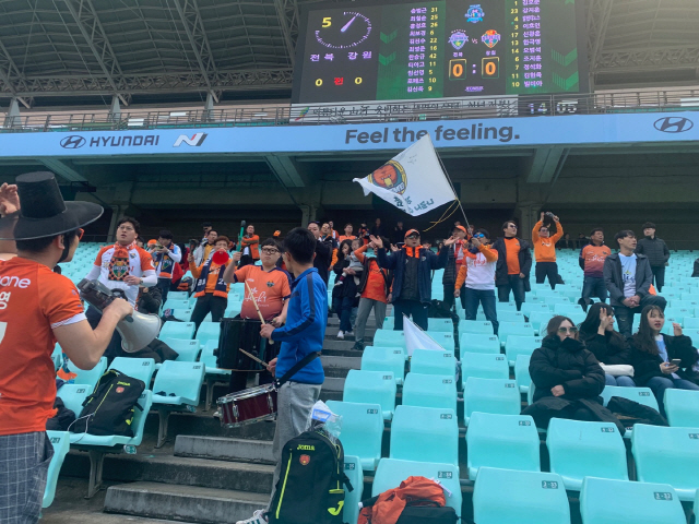 ▲ 강원FC 서포터즈 &lsquo;나르샤&rsquo;가 17일 전주월드컵경기장에서 열띤 응원을 펼치고 있다.