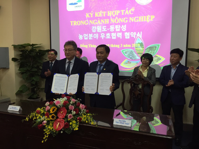 ▲ 강원도와 베트남 동탑성은 19일 베트남 현지에서 농업분야 우호교류를 위한 협약을 체결했다.
