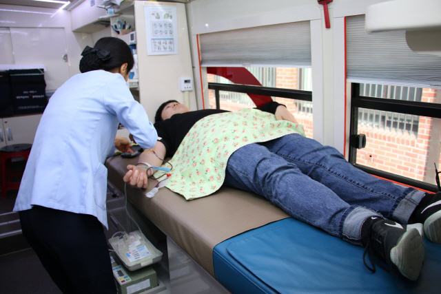 ▲ 한국폴리텍대학 춘천캠퍼스(학장 이상권)는 19일 캠퍼스 내에서 사랑나눔 헌혈 캠페인을 벌였다.