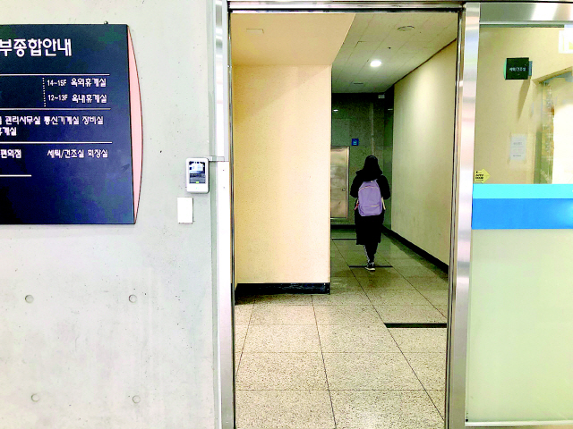 ▲ 19일 오후 30대 남성의 무단침입 사건이 발생한 춘천 소재 대학교 여자기숙사 출입문으로 학생이 들어가고 있다.