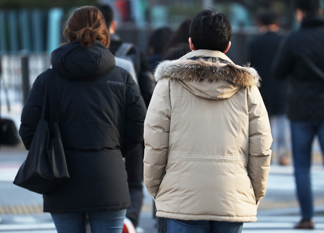 ▲ 꽃샘추위가 찾아온 22일 서울 광화문네거리를 지나는 출근길 시민들이 두꺼운 옷차림을 하고 있다.