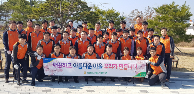 ▲ 농협중앙회 강원본부(본부장 함용문)는 22일 춘천 중앙로 공원에서 본부 임직원들이 참석한 가운데 쓰레기 수거를 했다.
