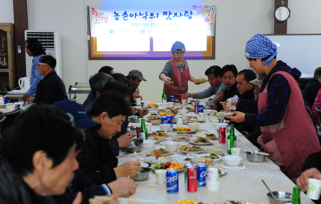 ▲ 광전2리 인생잔치에 참여한 마을주민들이 토종음식을 맛보고 있다.