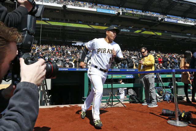 ▲ PITTSBURGH, PA - APRIL 01: Jung Ho Kang #16 of the Pittsburgh Pirates is introduced before the game against the St. Louis Cardinals on Opening Day at PNC Park on April 1, 2019 in Pittsburgh, Pennsylvania.   Justin K. Aller/Getty Images/AFP&#10;== FOR NEWSPAPERS, INTERNET, TELCOS &amp; TELEVISION USE ONLY ==&#10;&#10;&#10;<All rights reserved by Yonhap News Agency>