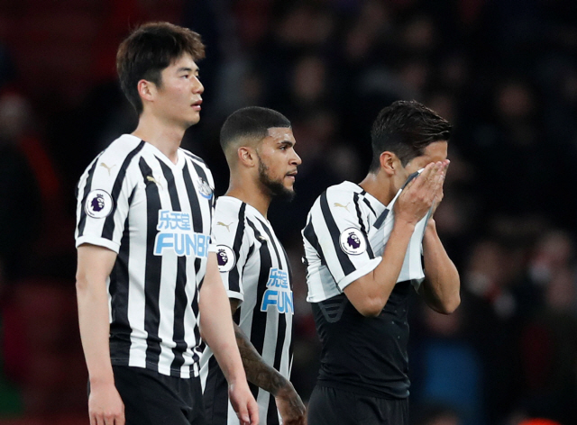 ▲ Soccer Football - Premier League - Arsenal v Newcastle United - Emirates Stadium, London, Britain - April 1, 2019  Newcastle United‘s Yoshinori Muto, DeAndre Yedlin and Ki Sung-yueng look dejected after the match   REUTERS/David Klein  EDITORIAL USE ONLY. No use with unauthorized audio, video, data, fixture lists, club/league logos or “live” services. Online in-match use limited to 75 images, no video emulation. No use in betting, games or single club/league/player publications.  Please contact your account representative for further details.