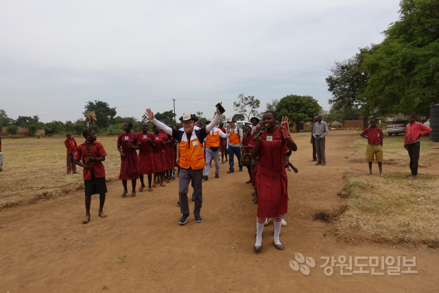 ▲ 우간다 부두수 초등학교 학생들이 모니터링단을 반기고 있다.