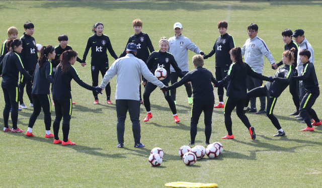 ▲ 아이슬란드와의 평가전을 앞둔 여자 축구대표팀 선수들이 2일 오후 파주 국가대표트레이닝센터(NFC)에서 진행된 팀훈련에서 좁은 공간 패스연습을 하고 있다.