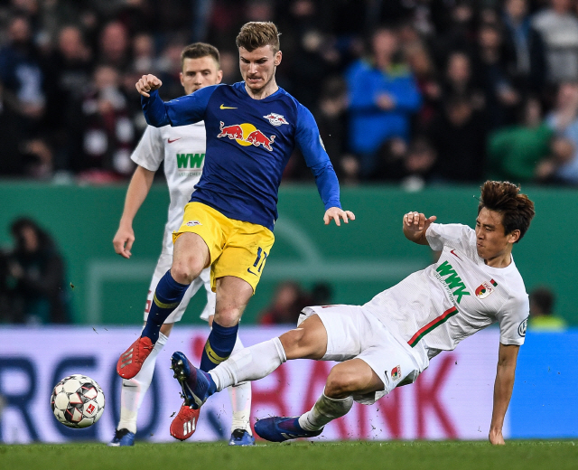 ▲ epa07481120 Ja-Cheol Koo (R) of Augsburg in action against Timo Werner of Leipzig during the German DFB Cup quarter final soccer match between FC Augsburg and RB Leipzig in Augsburg, Germany, 02 April 2019.  EPA/DANIEL KOPATSCH CONDITIONS - ATTENTION: The DFB regulations prohibit any use of photographs as image sequences and/or quasi-video.