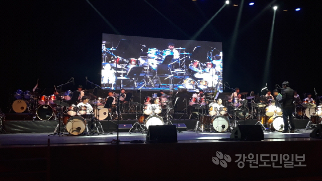 ▲ 춘천 드럼치는 사람들의 열네번째 정기공연이 지난 6일 춘천문화예술회관에서 열린 가운데 100여명의 연주자가 다양한 드럼의 매력을 선사했다.