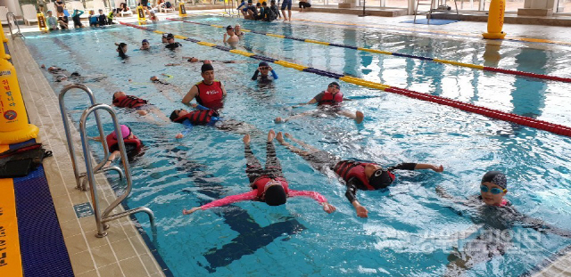 ▲ 하이원리조트는 8일 하이원 그랜드호텔 수영장에서 폐광지역 학생들을 대상으로 ‘생존수영’ 무료 강습을 운영했다.