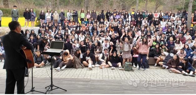 ▲ 철원여중(교장 김창수)은  9일 학교폭력없는 학교 1500일을 맞아 주민과 졸업생,학생들이 함께 어울려 작은음악회를 개최했다.