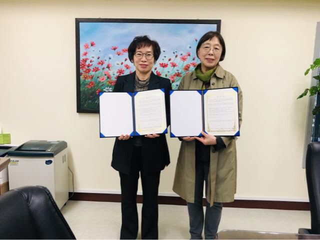 ▲ 전미영(왼쪽) 센터장과 박여송 관장이 치매 예방형 문화예술 치유 프로그램 운영을 위한 업무협약을 체결했다.