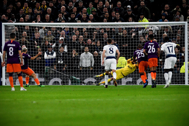 ▲ epa07494919 Manchester City‘s Kun Aguero (2-L) fails to convert a penalty during the UEFA Champions League quarter final first leg soccer match between Tottenham Hotspur and Manchester City at Hotspur Stadium in London, Britain, 09 April 2019.  EPA/NEIL HALL&#10;&#10;&#10;&#10;<All rights reserved by Yonhap News Agency>