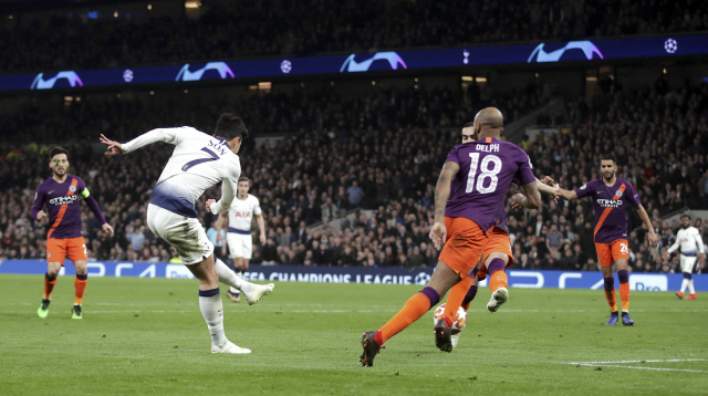 ▲ Tottenham Hotspur‘s Son Heung-min, left, scores his side’s first goal of the game during the  Champions League quarter final, first leg match against Manchester City at Tottenham Hotspur Stadium, London, Tuesday April 9, 2019. (Adam Davy/PA via AP)&#10;&#10;&#10;&#10;<All rights reserved by Yonhap News Agency>