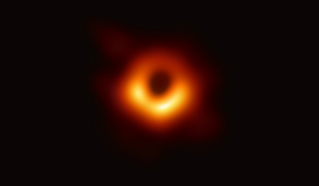 ▲ 국내 천문학자를 포함한 사건지평선망원경(EHT·Event Horizon Telescope) 연구진은 거대은하 ‘M87’ 중심부에 있는 블랙홀 관측에 성공했다고 10일 밝혔다. EHT는 블랙홀 영상을 포착하기 위해 국제협력을 통해 구축한 지구 크기의 거대한 가상 망원경이다. 2019.4.10 [Event Horizon Telescope Collaboration 제공]