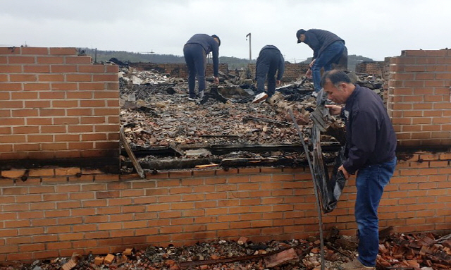 ▲ 인제119안전센터 직원들이 산불로 집이 소실된 동료 김지현 소방사의 고성 집을 찾아 복구에 힘을 보태고 있다.