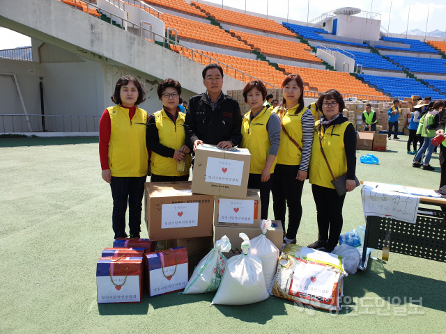 ▲ 영천시탈북민연합회는 12일 속초 종합경기장을 방문,회원들의 성금으로 마련한 쌀 등 생필품을 전달했다.