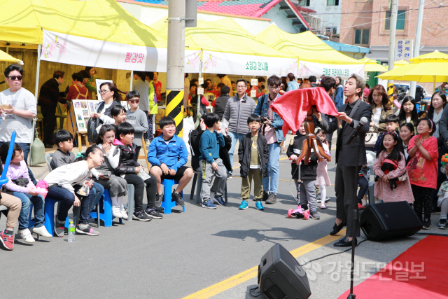 ▲ 　춘천시 근화·소양 도시재생사업 주민 공동체가 기획한 마을축제 한마당이 지난 13일 번개시장 일원에서 열렸다.