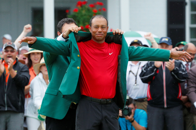 ▲ Golf - Masters - Augusta National Golf Club - Augusta, Georgia, U.S. - April 14, 2019 - Patrick Reed places the green jacket on Tiger Woods of the U.S. after Woods won the 2019 Masters. REUTERS/Brian Snyder TPX IMAGES OF THE DAY
&lt;All rights reserved by Yonhap News Agency&gt;