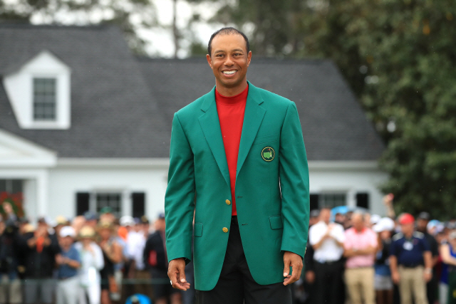 ▲ AUGUSTA, GEORGIA - APRIL 14: Tiger Woods of the United States smiles after being awarded the Green Jacket during the Green Jacket Ceremony after winning the Masters at Augusta National Golf Club on April 14, 2019 in Augusta, Georgia.   Andrew Redington/Getty Images/AFP (Photo by Andrew Redington / GETTY IMAGES NORTH AMERICA / AFP)
&lt;All rights reserved by Yonhap News Agency&gt;