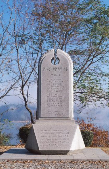 ▲ 화천문화원이 1990년 파로호변에 건립한 월하시조비.